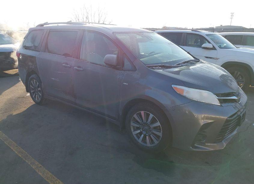 2020 Toyota Sienna LE (VIN 5TDJZ3DC0LS242322) main photo
