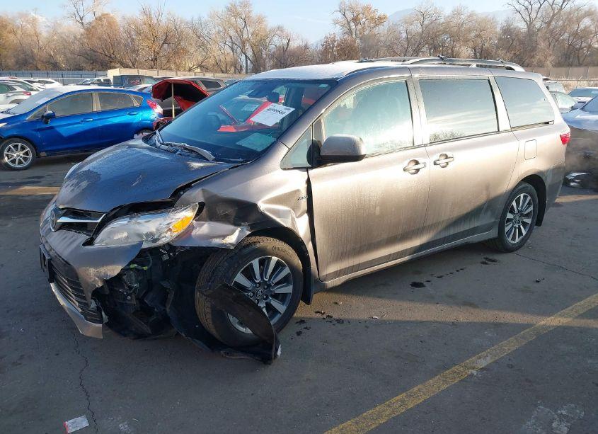 Photo 2 of 2020 Toyota Sienna LE (VIN 5TDJZ3DC0LS242322)