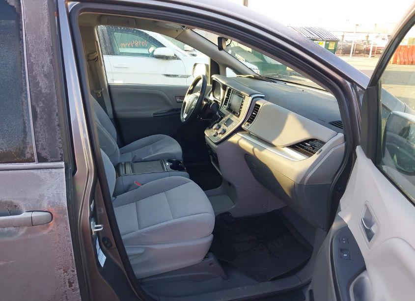 Photo 5 of 2020 Toyota Sienna LE (VIN 5TDJZ3DC0LS242322)