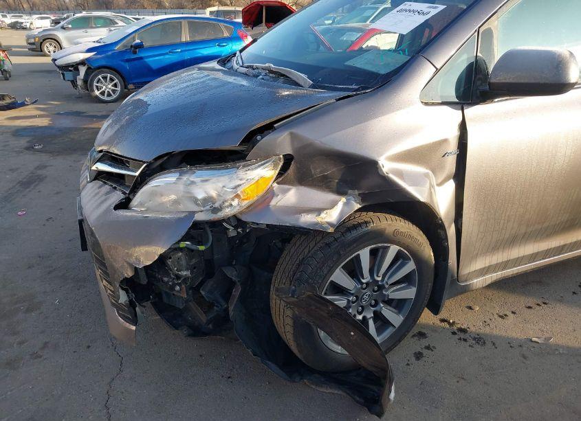 Photo 6 of 2020 Toyota Sienna LE (VIN 5TDJZ3DC0LS242322)