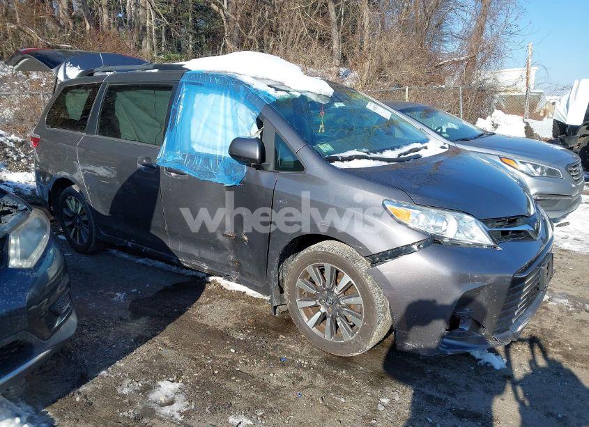 2018 Toyota Sienna LE 7 PASSENGER (VIN 5TDJZ3DC1JS201842) main photo