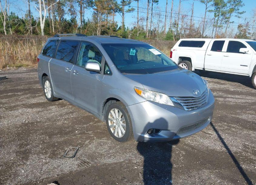 2017 Toyota Sienna LE 7 PASSENGER (VIN 5TDJZ3DC3HS181877) main photo