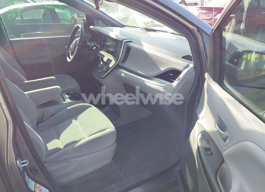 Photo 5 of 2018 Toyota Sienna LE 7 PASSENGER (VIN 5TDJZ3DC3JS190746)