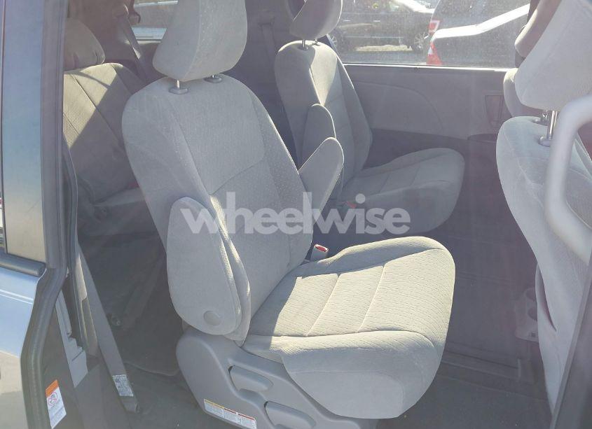 Photo 8 of 2018 Toyota Sienna LE 7 PASSENGER (VIN 5TDJZ3DC3JS190746)