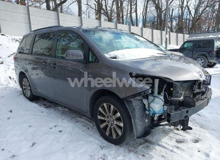 2017 Toyota Sienna LE 7 PASSENGER (VIN 5TDJZ3DC5HS173134) main photo