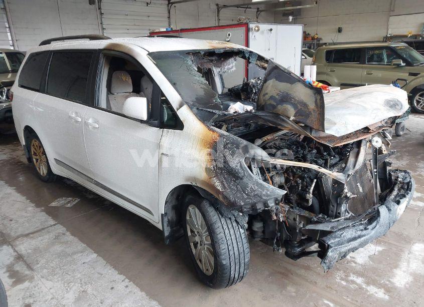 2017 Toyota Sienna LE 7 PASSENGER (VIN 5TDJZ3DC5HS180200) main photo