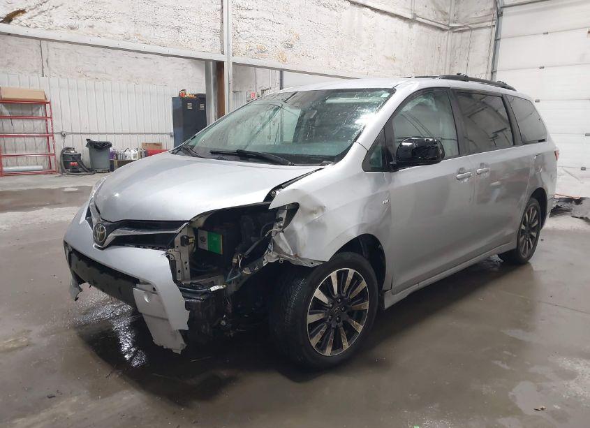 Photo 2 of 2018 Toyota Sienna LE 7 PASSENGER (VIN 5TDJZ3DC5JS194586)