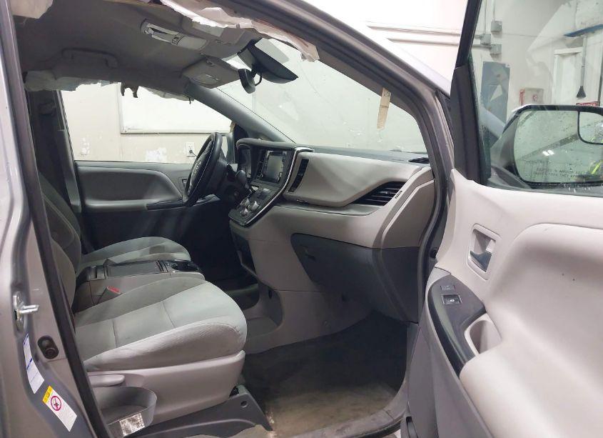 Photo 5 of 2018 Toyota Sienna LE 7 PASSENGER (VIN 5TDJZ3DC5JS194586)
