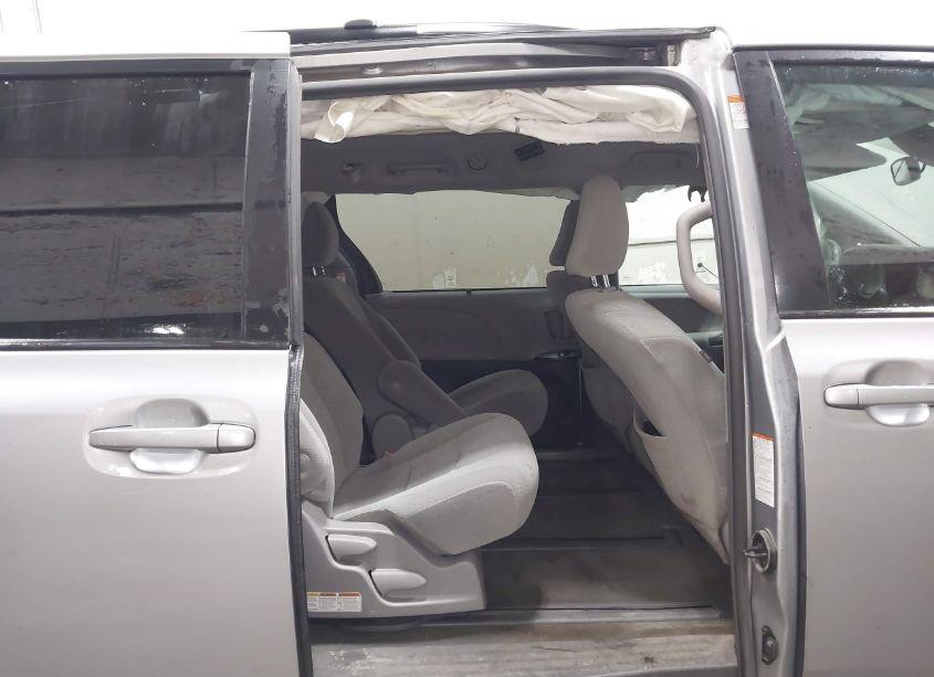 Photo 8 of 2018 Toyota Sienna LE 7 PASSENGER (VIN 5TDJZ3DC5JS194586)