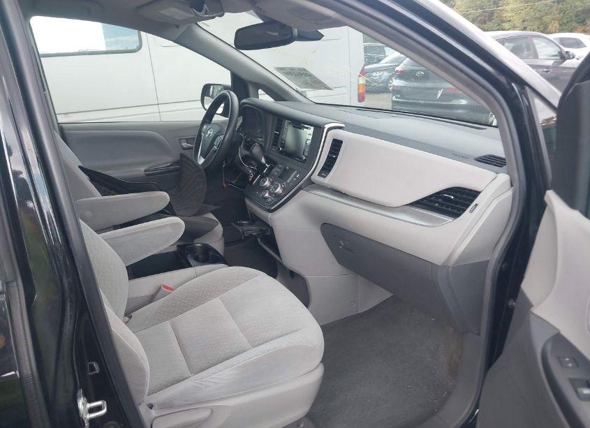 Photo 5 of 2018 Toyota Sienna LE 7 PASSENGER (VIN 5TDJZ3DC7JS192189)