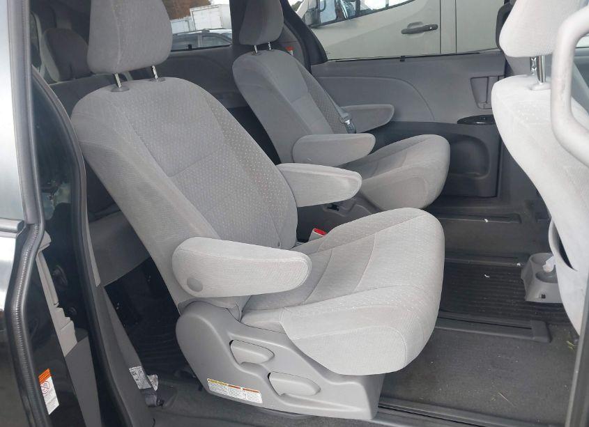 Photo 8 of 2018 Toyota Sienna LE 7 PASSENGER (VIN 5TDJZ3DC7JS192189)