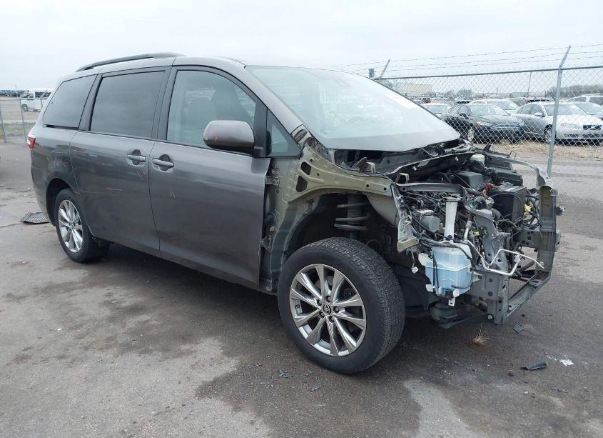 2018 Toyota Sienna LE 7 PASSENGER (VIN 5TDJZ3DCXJS189853) main photo