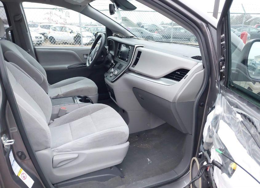 Photo 5 of 2018 Toyota Sienna LE 7 PASSENGER (VIN 5TDJZ3DCXJS189853)
