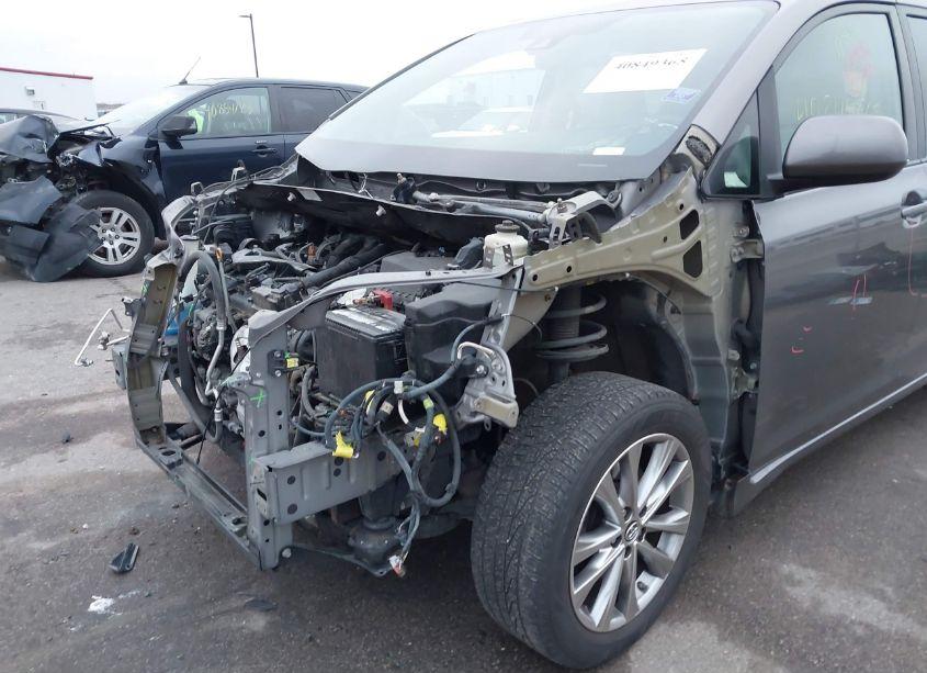 Photo 6 of 2018 Toyota Sienna LE 7 PASSENGER (VIN 5TDJZ3DCXJS189853)