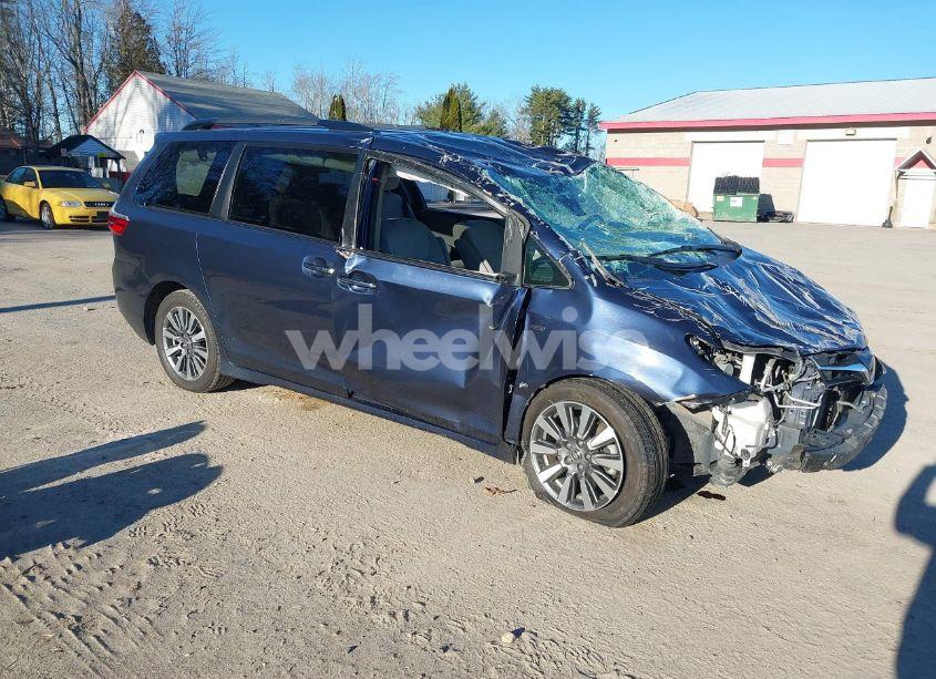 2020 Toyota Sienna LE (VIN 5TDJZ3DCXLS250685) main photo