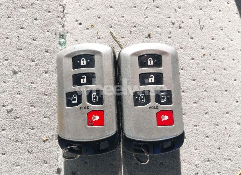 Photo 11 of 2020 Toyota Sienna LE (VIN 5TDJZ3DCXLS250685)