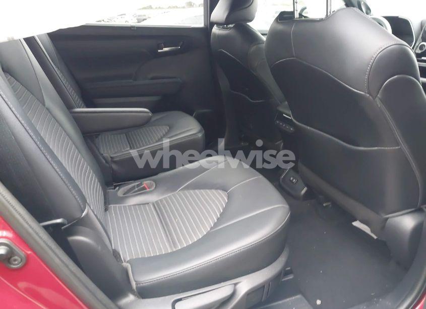 Photo 8 of 2021 Toyota Highlander XSE (VIN 5TDJZRAH9MS060364)