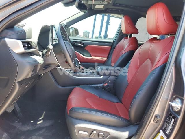 Photo 2 of 2022 TOYOTA HIGHLANDER XSE (VIN 5TDJZRBH2NS170804)