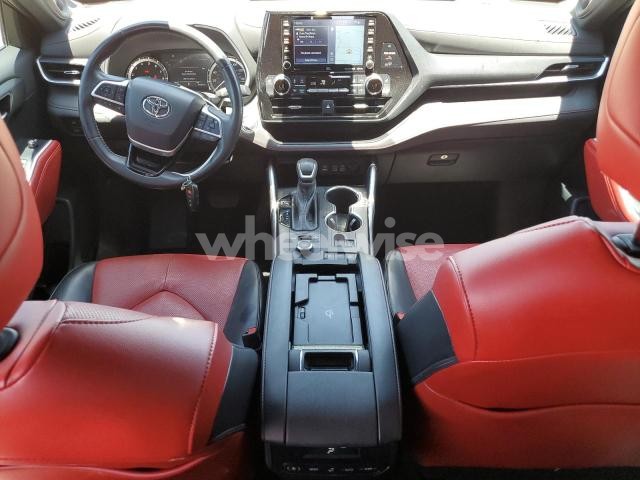 Photo 4 of 2022 TOYOTA HIGHLANDER XSE (VIN 5TDJZRBH2NS170804)
