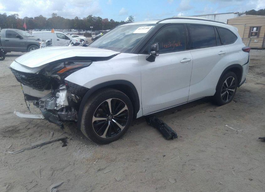 Photo 2 of 2022 Toyota Highlander XSE (VIN 5TDJZRBH2NS185478)