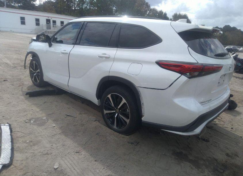 Photo 3 of 2022 Toyota Highlander XSE (VIN 5TDJZRBH2NS185478)