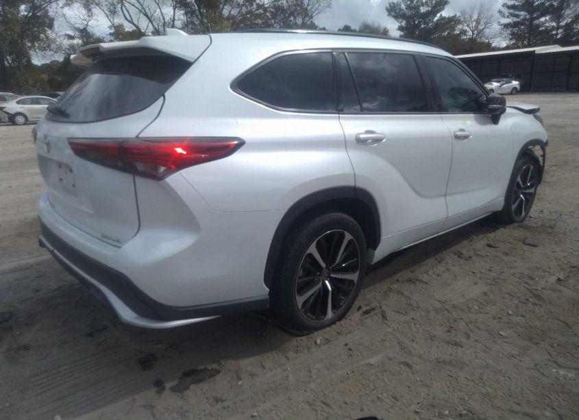 Photo 4 of 2022 Toyota Highlander XSE (VIN 5TDJZRBH2NS185478)
