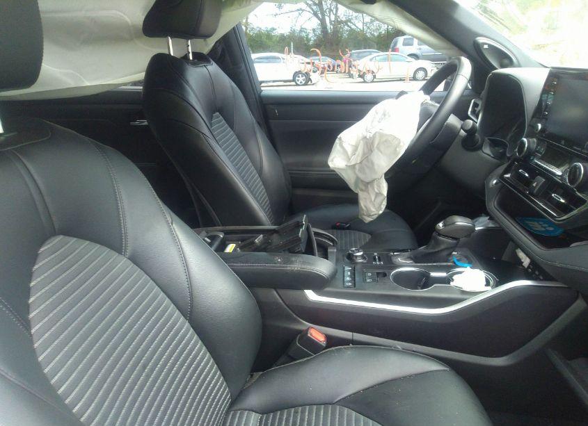 Photo 5 of 2022 Toyota Highlander XSE (VIN 5TDJZRBH2NS185478)