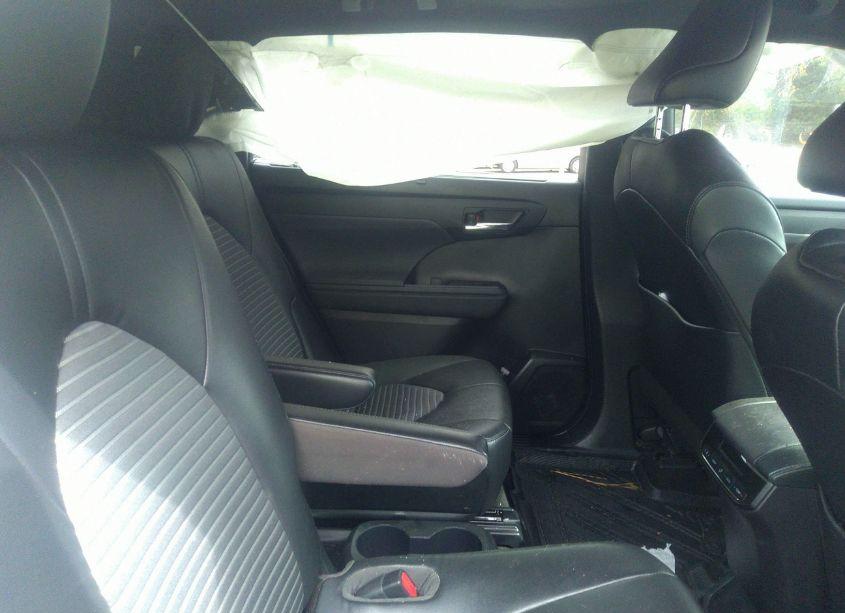 Photo 8 of 2022 Toyota Highlander XSE (VIN 5TDJZRBH2NS185478)