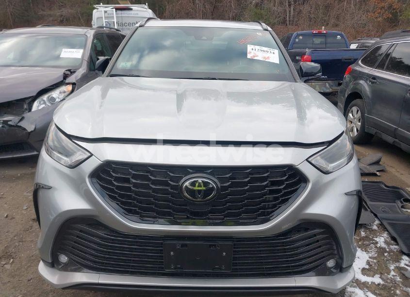 Photo 12 of 2022 Toyota Highlander XSE (VIN 5TDJZRBH2NS211528)