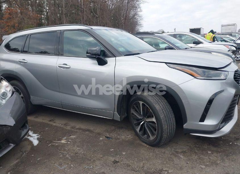 Photo 13 of 2022 Toyota Highlander XSE (VIN 5TDJZRBH2NS211528)