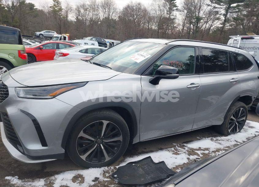Photo 14 of 2022 Toyota Highlander XSE (VIN 5TDJZRBH2NS211528)