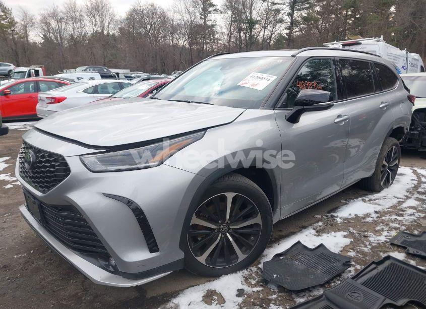 Photo 2 of 2022 Toyota Highlander XSE (VIN 5TDJZRBH2NS211528)