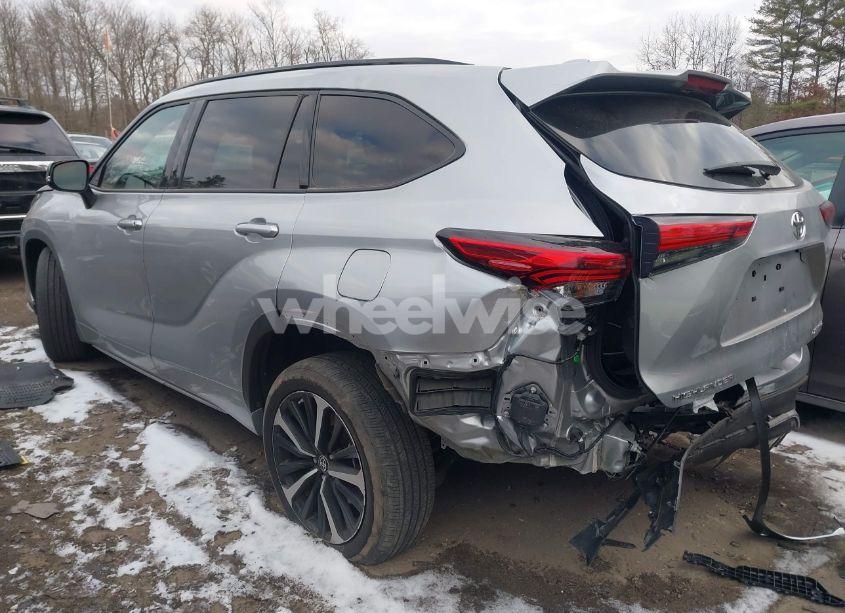 Photo 3 of 2022 Toyota Highlander XSE (VIN 5TDJZRBH2NS211528)