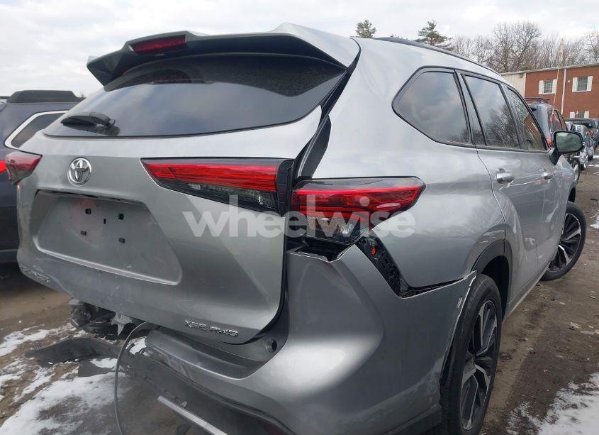 Photo 4 of 2022 Toyota Highlander XSE (VIN 5TDJZRBH2NS211528)