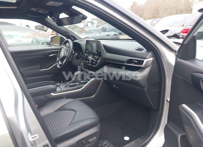 Photo 5 of 2022 Toyota Highlander XSE (VIN 5TDJZRBH2NS211528)