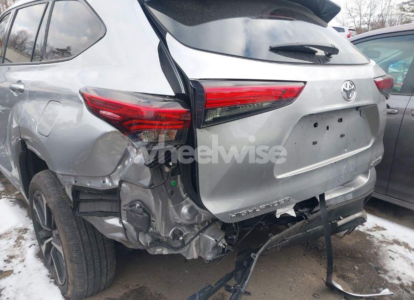 Photo 6 of 2022 Toyota Highlander XSE (VIN 5TDJZRBH2NS211528)