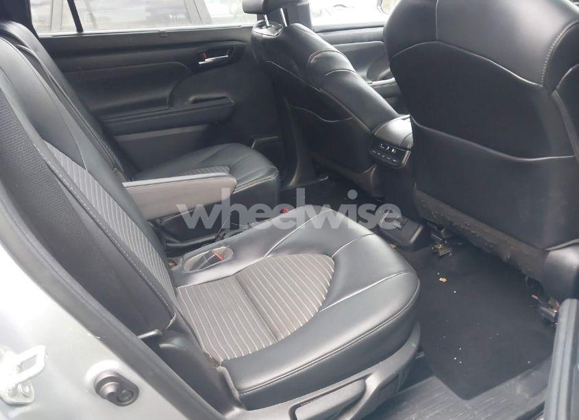 Photo 8 of 2022 Toyota Highlander XSE (VIN 5TDJZRBH2NS211528)