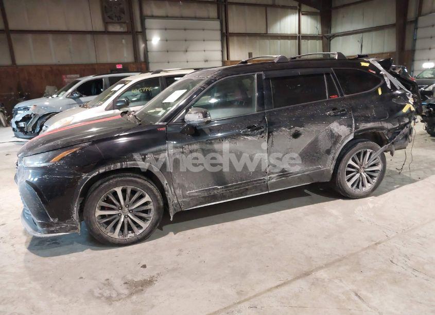 Photo 2 of 2022 Toyota Highlander XSE (VIN 5TDJZRBH2NS217359)