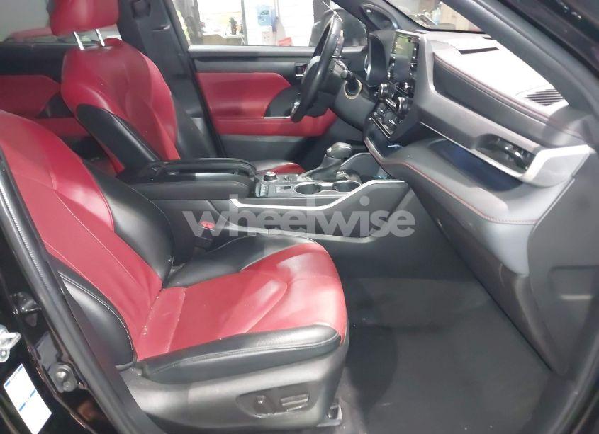 Photo 5 of 2022 Toyota Highlander XSE (VIN 5TDJZRBH2NS217359)