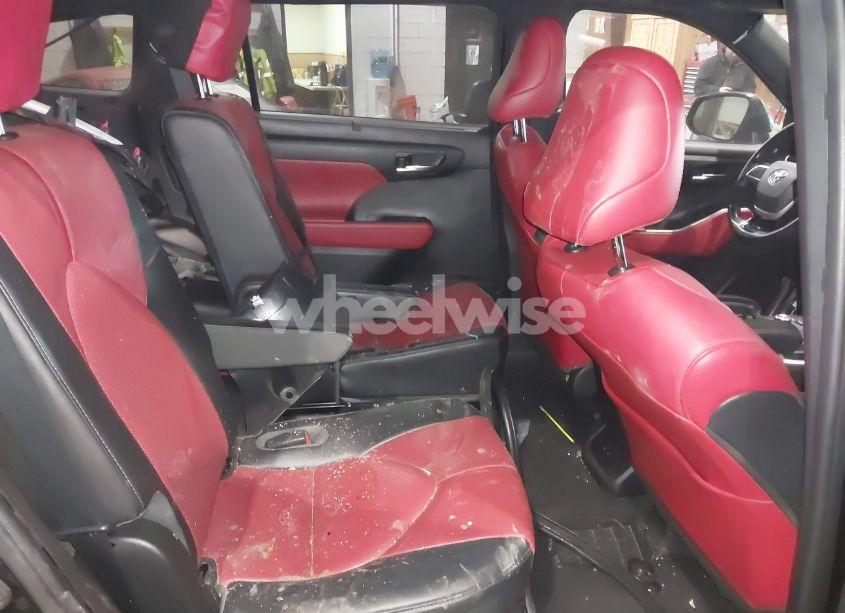 Photo 8 of 2022 Toyota Highlander XSE (VIN 5TDJZRBH2NS217359)