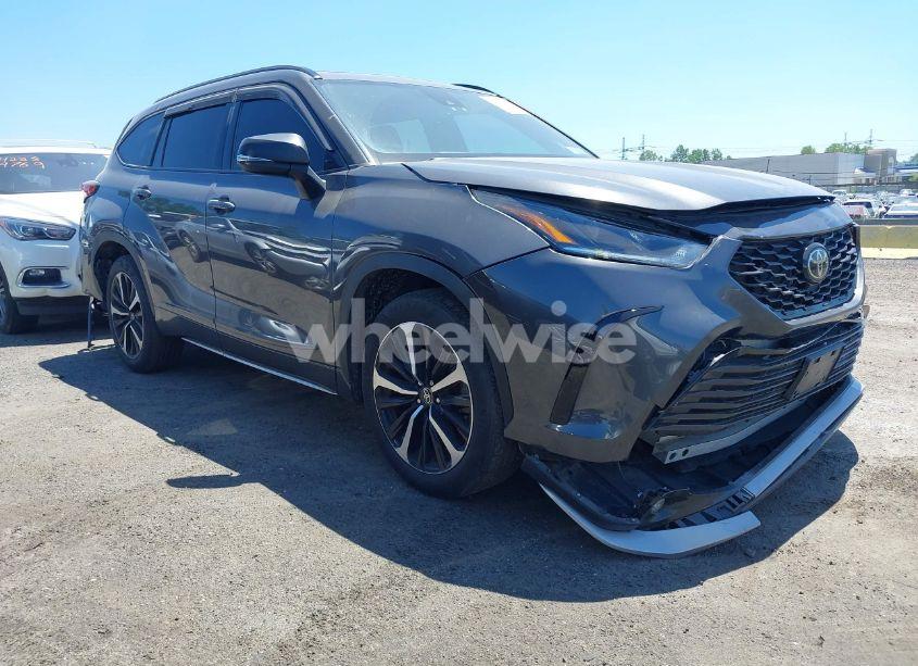 2022 Toyota Highlander XSE (VIN 5TDJZRBH3NS169290) main photo