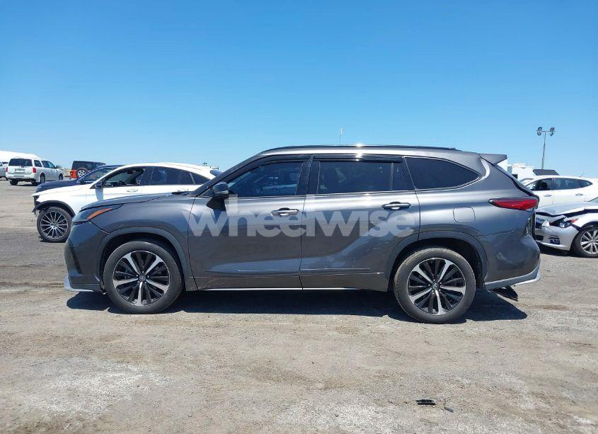 Photo 14 of 2022 Toyota Highlander XSE (VIN 5TDJZRBH3NS169290)