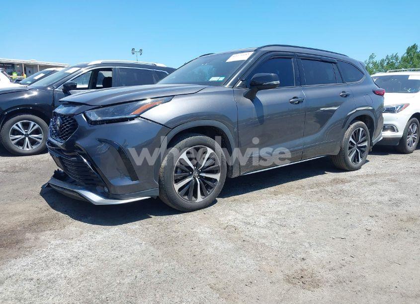 Photo 2 of 2022 Toyota Highlander XSE (VIN 5TDJZRBH3NS169290)