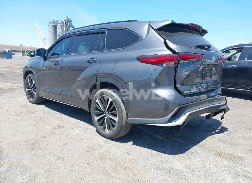 Photo 3 of 2022 Toyota Highlander XSE (VIN 5TDJZRBH3NS169290)
