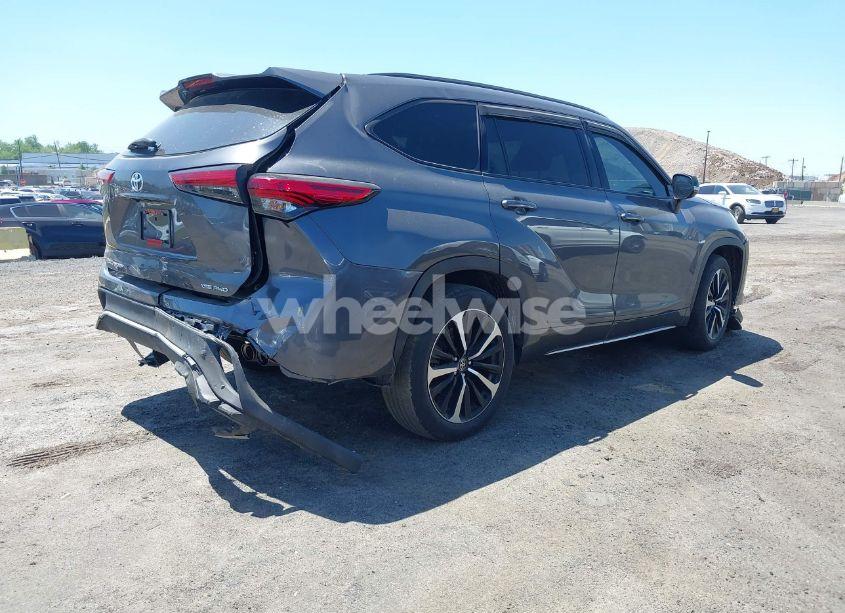 Photo 4 of 2022 Toyota Highlander XSE (VIN 5TDJZRBH3NS169290)