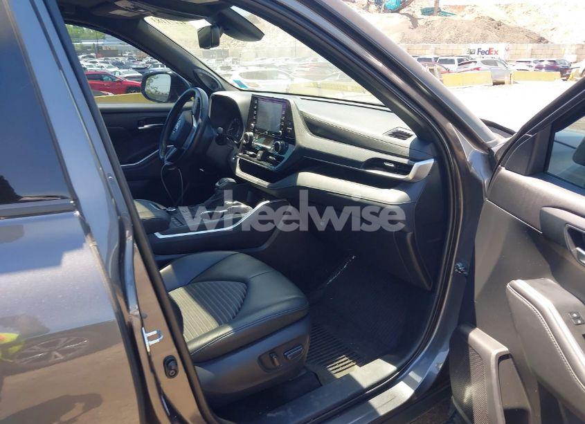 Photo 5 of 2022 Toyota Highlander XSE (VIN 5TDJZRBH3NS169290)