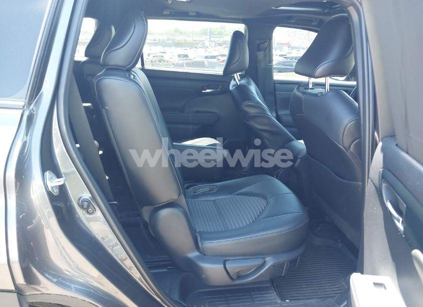 Photo 8 of 2022 Toyota Highlander XSE (VIN 5TDJZRBH3NS169290)