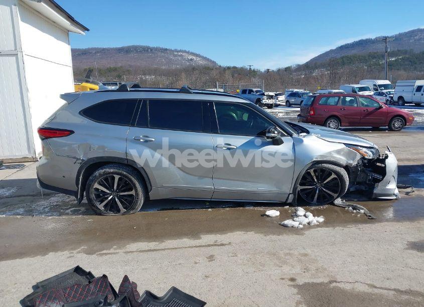 Photo 13 of 2021 Toyota Highlander XSE (VIN 5TDJZRBH4MS137835)