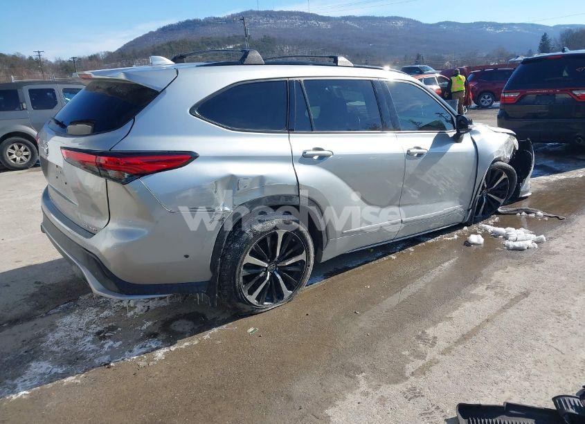 Photo 4 of 2021 Toyota Highlander XSE (VIN 5TDJZRBH4MS137835)