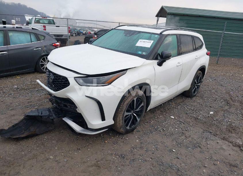 Photo 2 of 2021 Toyota Highlander XSE (VIN 5TDJZRBH5MS096762)